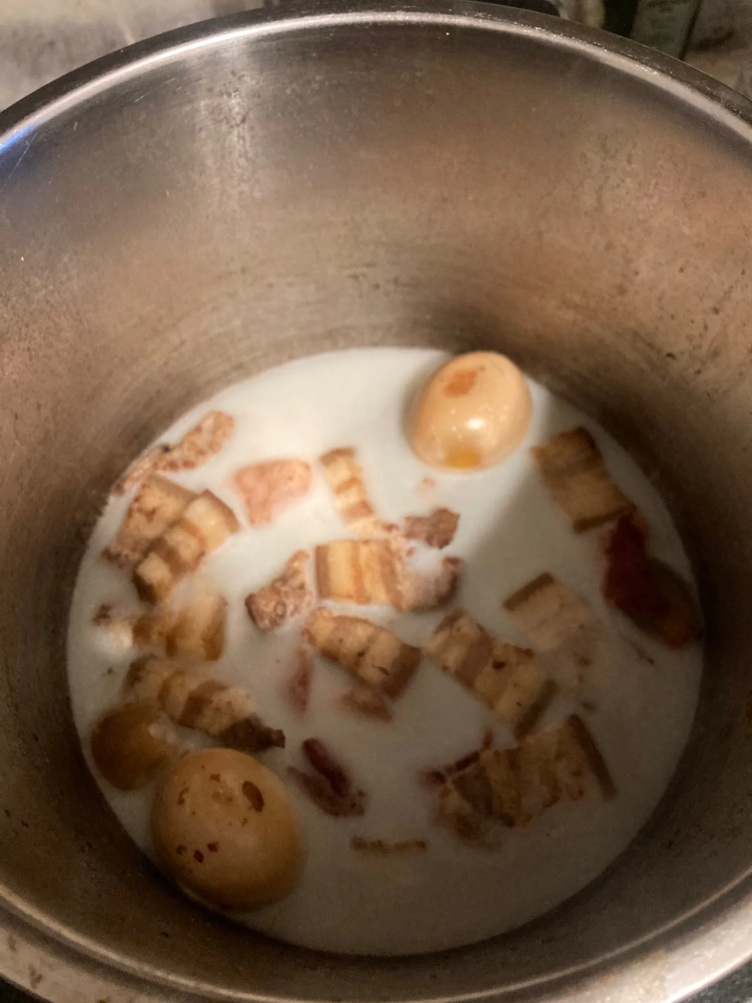 Nồi thịt kho trứng, lớp mỡ đông trắng phủ trên mặt.